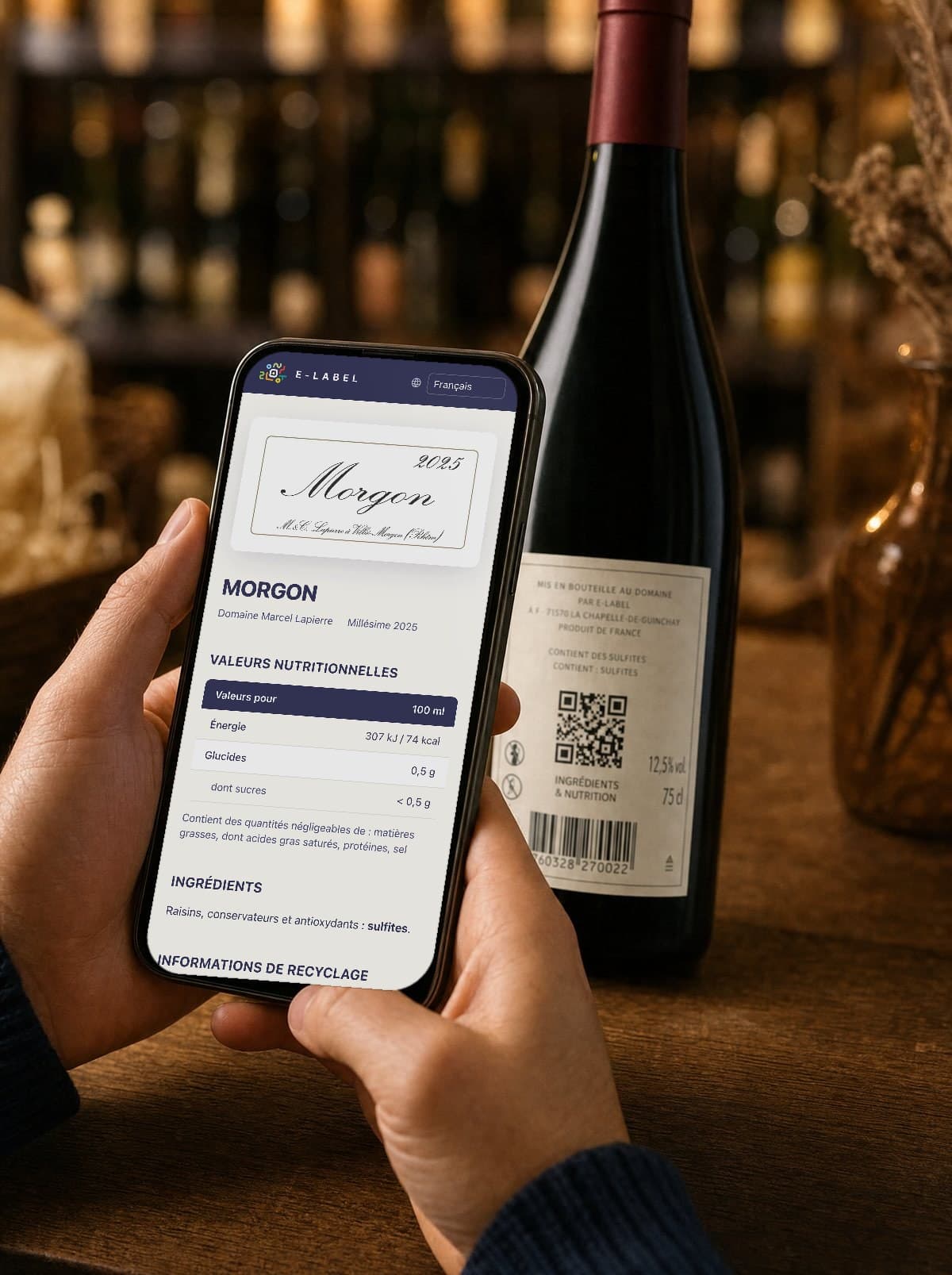 Un consommateur scanne le QR code de la contre-étiquette d'une bouteille de vin avec son téléphone